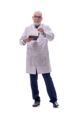 Téléchargez les photos : Vieux médecin isolé sur blanc - en image libre de droit