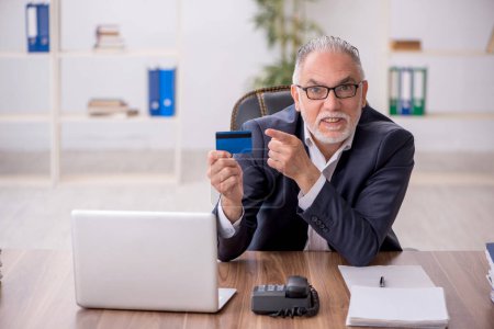 Téléchargez les photos : Ancien employé titulaire d'une carte de crédit - en image libre de droit