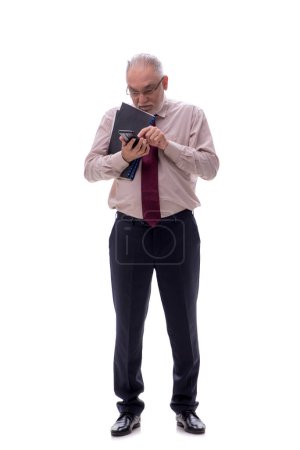 Foto de Viejo jefe masculino hablando por teléfono aislado en blanco - Imagen libre de derechos