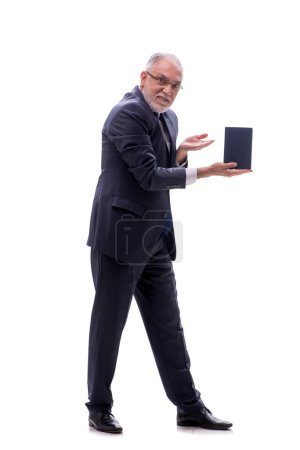 Foto de Viejo jefe sosteniendo libro aislado en blanco - Imagen libre de derechos