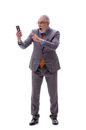 Téléchargez les photos : Vieux patron masculin parlant par téléphone isolé sur blanc - en image libre de droit