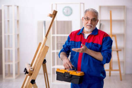 Téléchargez les photos : Vieux charpentier réparation dessin chevalet - en image libre de droit