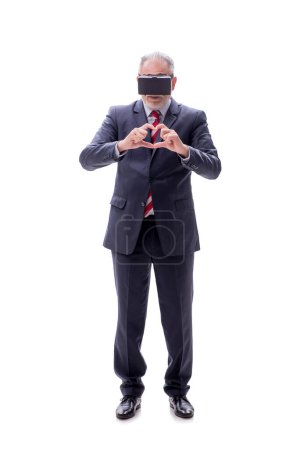 Téléchargez les photos : Homme d'affaires portant des lunettes virtuelles isolé sur blanc - en image libre de droit