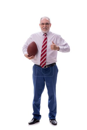 Téléchargez les photos : Vieux patron masculin jouant au football américain isolé sur blanc - en image libre de droit