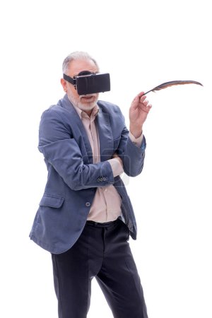 Foto de Antiguo escritor disfrutando de gafas virtuales aisladas en blanco - Imagen libre de derechos