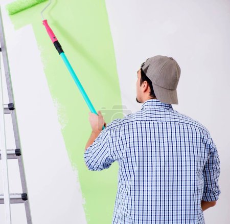 Foto de El joven pintor haciendo renovación en casa - Imagen libre de derechos