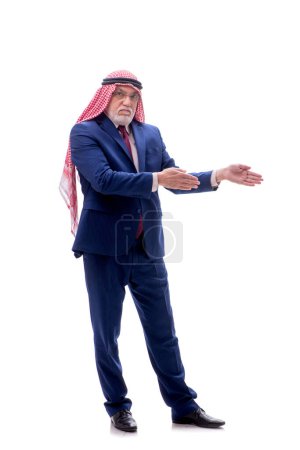 Téléchargez les photos : Homme d'affaires arabe âgé isolé sur blanc - en image libre de droit