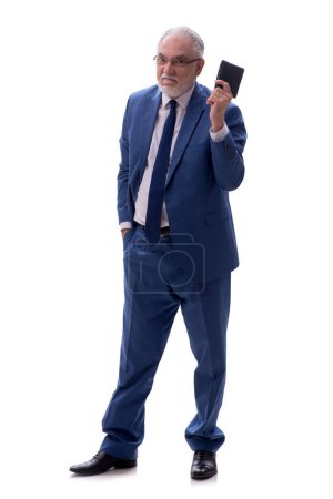 Téléchargez les photos : Vieil employé masculin tenant portefeuille isolé sur blanc - en image libre de droit