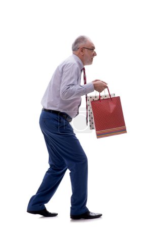 Foto de Viejo jefe masculino sosteniendo bolsas aisladas en blanco - Imagen libre de derechos