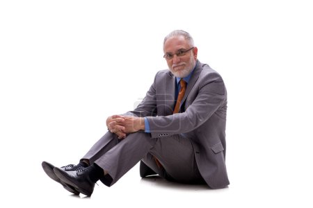 Téléchargez les photos : Homme d'affaires âgé assis sur le sol isolé sur blanc - en image libre de droit