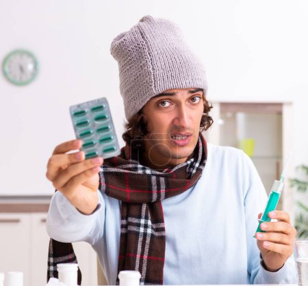 Téléchargez les photos : Jeune homme souffrant de grippe à la maison - en image libre de droit
