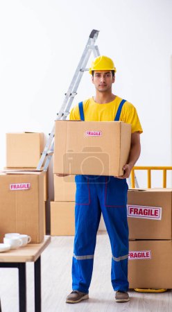 Foto de Joven profesional mover haciendo casa reubicación - Imagen libre de derechos