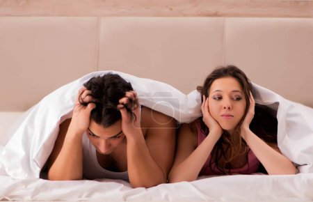 Téléchargez les photos : Le conflit familial avec la femme mari au lit - en image libre de droit