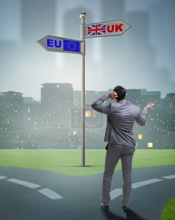 Téléchargez les photos : L'homme d'affaires en Brexit concept - uk leaving eu - en image libre de droit