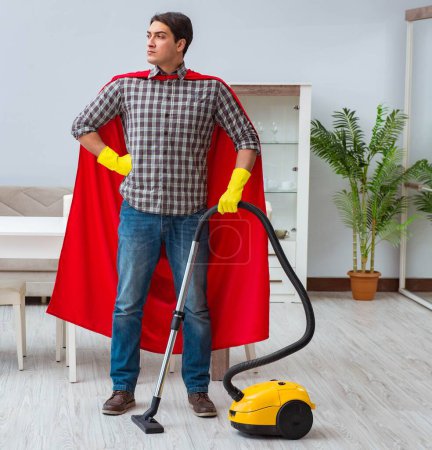 Téléchargez les photos : Le nettoyeur super héros travaillant à la maison - en image libre de droit