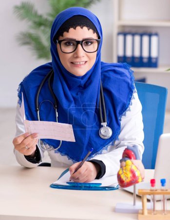 Téléchargez les photos : La femme médecin dans le hijab travaillant à l'hôpital - en image libre de droit