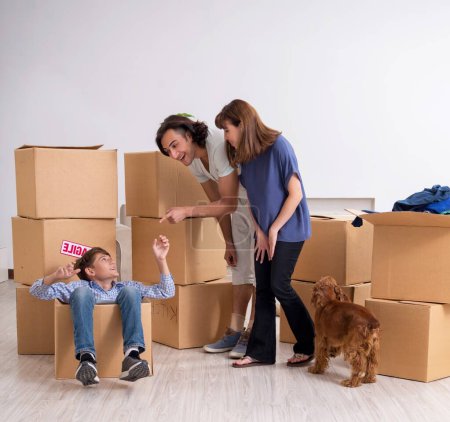 Téléchargez les photos : Jeune famille déménageant dans une nouvelle maison - en image libre de droit