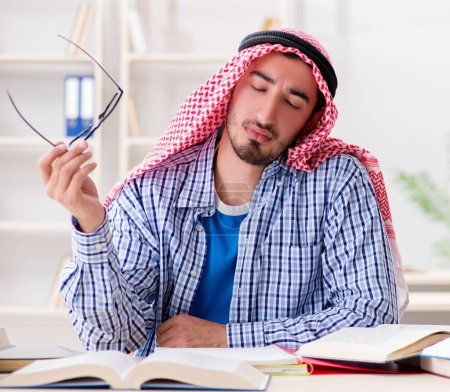 Téléchargez les photos : L'étudiant arabe se préparant aux examens universitaires - en image libre de droit