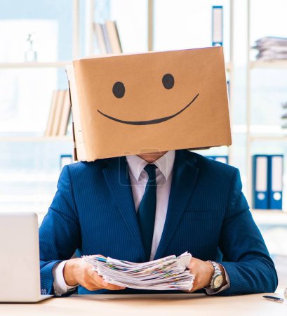 Foto de El hombre feliz con caja en lugar de su cabeza - Imagen libre de derechos
