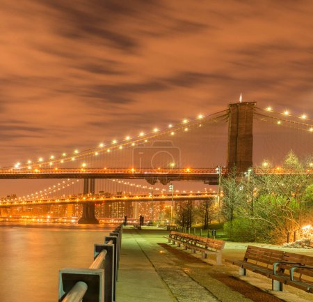 Foto de La vista nocturna del puente Manhattan y Brooklyn - Imagen libre de derechos