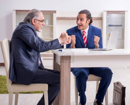Foto de Los dos hombres de negocios discutiendo negocios en la oficina - Imagen libre de derechos