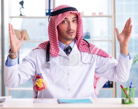 Téléchargez les photos : Le médecin arabe cardiologue travaillant à la clinique - en image libre de droit