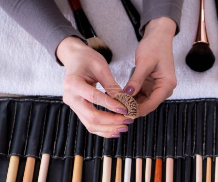 Foto de El maquillador preparando los pinceles para el trabajo - Imagen libre de derechos