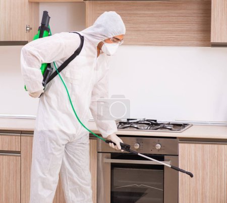 Foto de El contratista profesional haciendo control de plagas en la cocina - Imagen libre de derechos