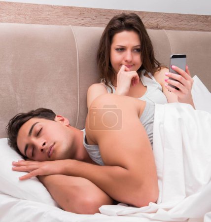 Foto de La esposa leyendo sus maridos mensajes SMS de texto - Imagen libre de derechos