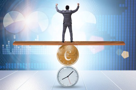 Téléchargez les photos : Le temps est concept d'argent avec l'horloge et l'euro - en image libre de droit
