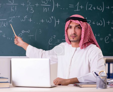 Téléchargez les photos : Le professeur arabe devant le tableau noir - en image libre de droit
