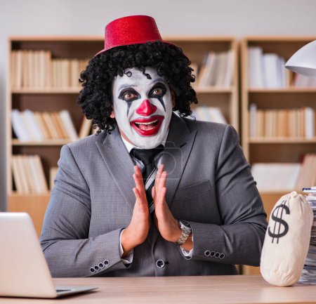 Téléchargez les photos : L'homme d'affaires clown travaillant dans le bureau - en image libre de droit