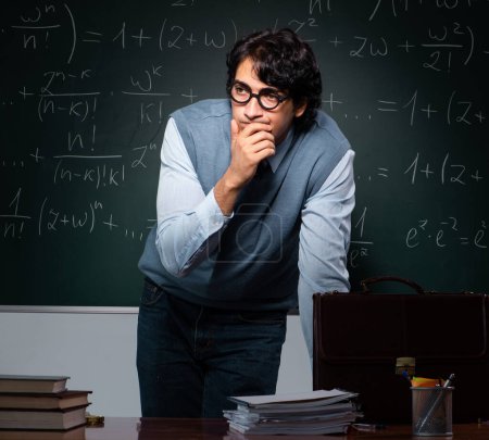 Foto de El joven profesor de matemáticas frente a la pizarra - Imagen libre de derechos
