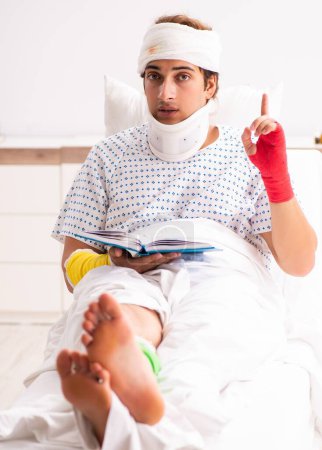 Foto de El joven herido que permanece en el hospital - Imagen libre de derechos