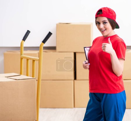 Téléchargez les photos : The young female professional mover doing home relocation - en image libre de droit