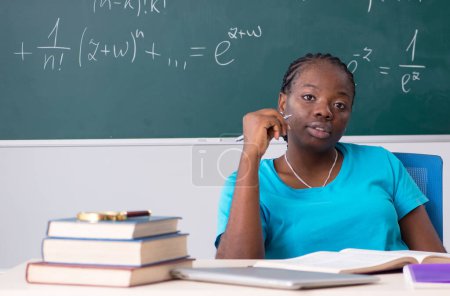 Téléchargez les photos : La étudiante noire devant le tableau noir - en image libre de droit