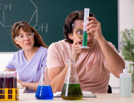 Foto de The two chemists students in classroom - Imagen libre de derechos