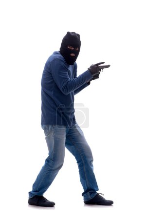 Téléchargez les photos : Jeune cambrioleur tenant une arme de poing isolée sur blanc - en image libre de droit