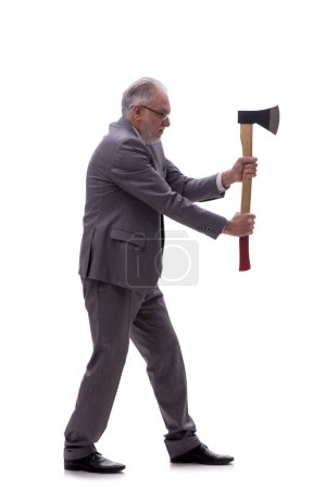 Téléchargez les photos : Vieux patron mâle tenant une hache isolée sur blanc - en image libre de droit