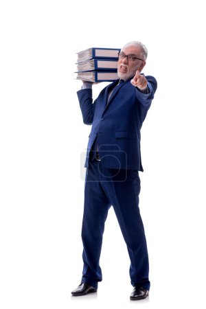 Foto de Viejo empleado sosteniendo papeles aislados en blanco - Imagen libre de derechos