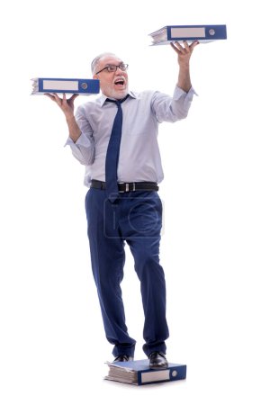 Téléchargez les photos : Vieux employé masculin tenant des papiers isolés sur blanc - en image libre de droit