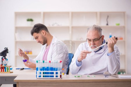Foto de Two chemists working at the lab - Imagen libre de derechos