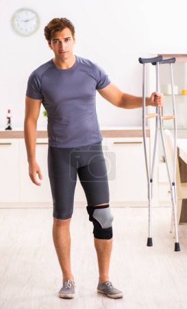 Téléchargez les photos : L'homme exerçant pour la récupération des blessures au genou - en image libre de droit