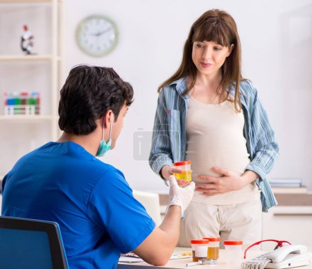 Foto de La mujer embarazada que visita al médico para un chequeo - Imagen libre de derechos