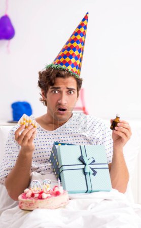 Téléchargez les photos : Le jeune homme fête son anniversaire à l'hôpital - en image libre de droit