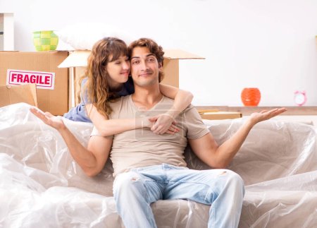 Foto de La joven pareja se muda a un nuevo apartamento - Imagen libre de derechos