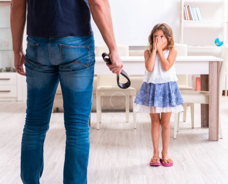 Téléchargez les photos : Le père en colère punissant sa fille - en image libre de droit