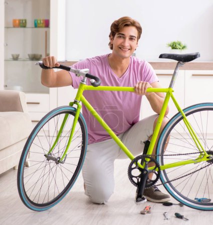 Foto de El hombre reparando su bicicleta rota - Imagen libre de derechos