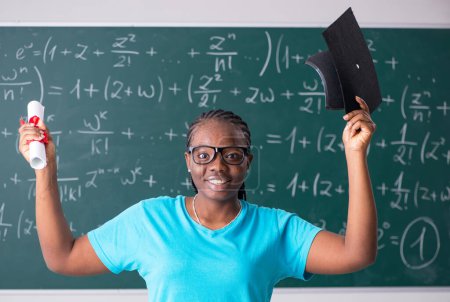 Téléchargez les photos : La étudiante noire devant le tableau noir - en image libre de droit