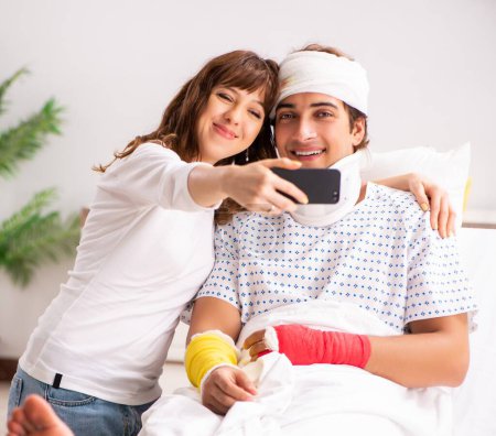 Téléchargez les photos : The loving wife looking after injured husband - en image libre de droit